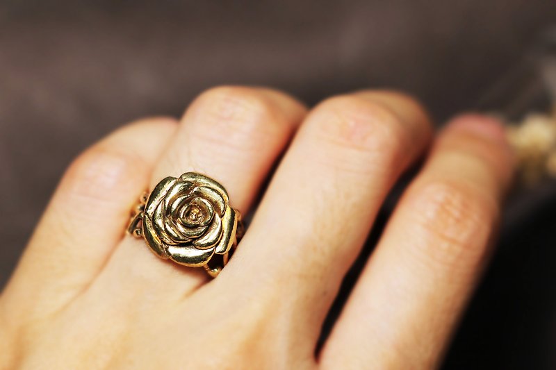 Rose Wrapped Brass Ring - แหวนทั่วไป - ทองแดงทองเหลือง สีแดง