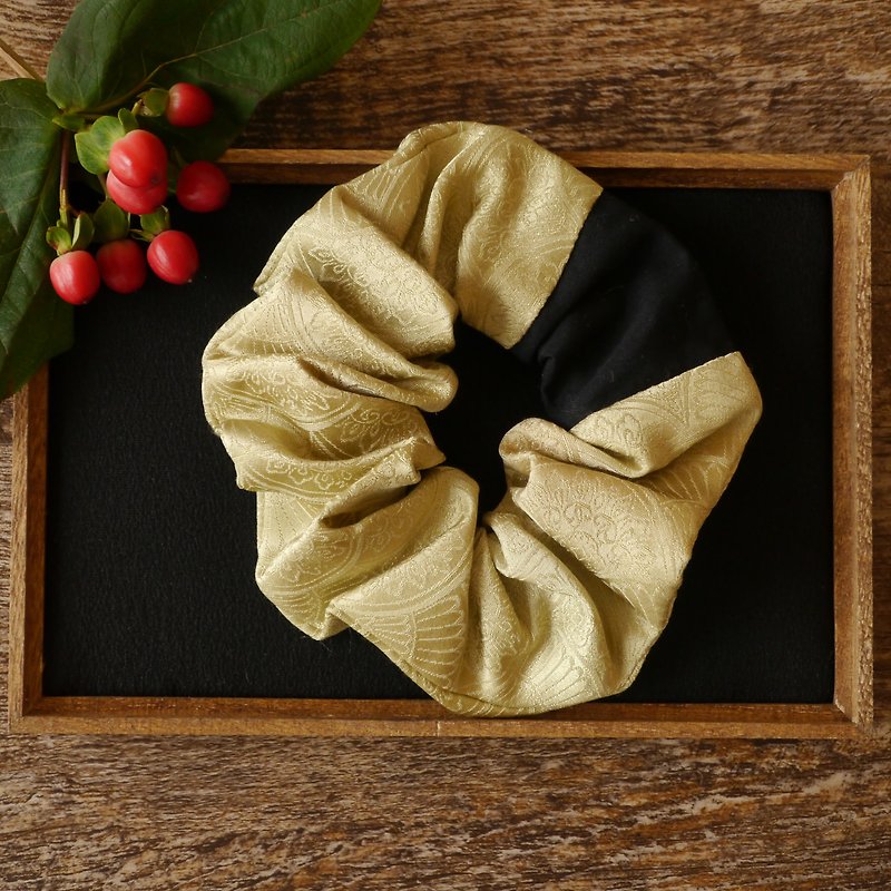 Happy hair ornament kimono scrunchie chrysanthemum silk - เครื่องประดับผม - ผ้าไหม สีทอง