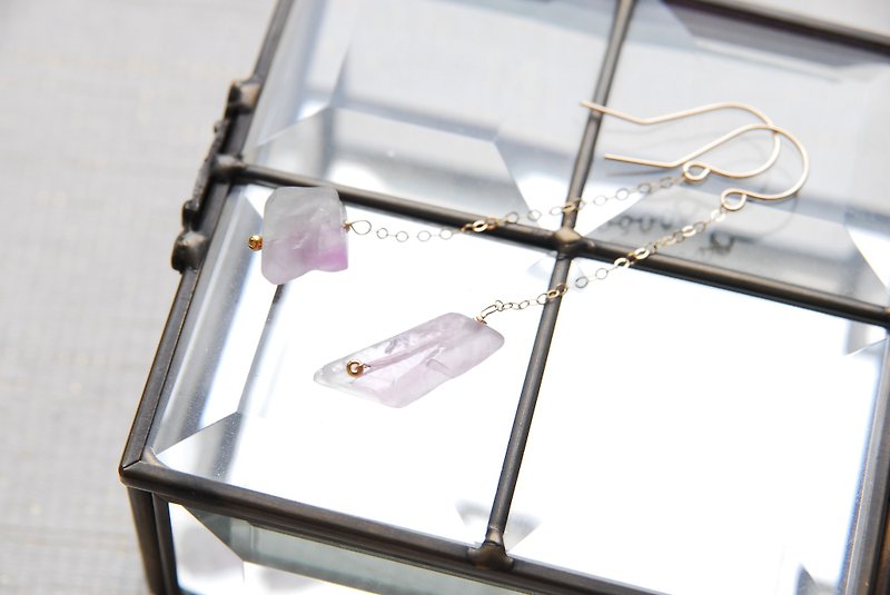 Striped rough rock fluorite chain earrings no.2 14kgf - Earrings & Clip-ons - Semi-Precious Stones Pink