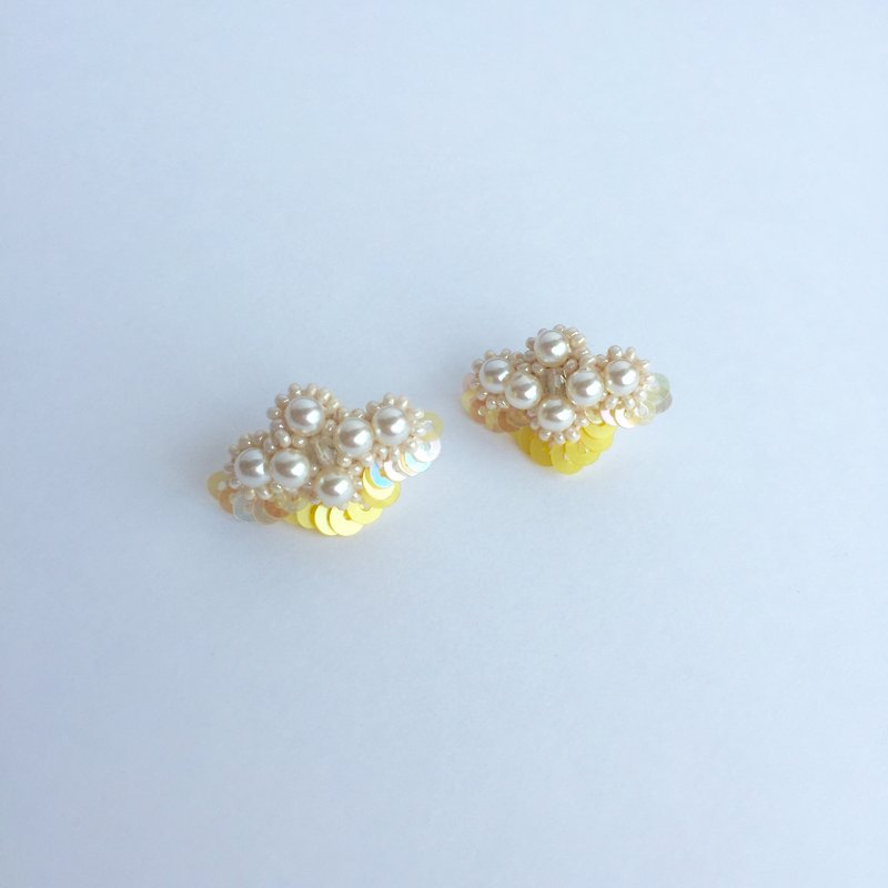 Pearl Flower Earring Yellow - ต่างหู - วัสดุอื่นๆ สีเหลือง