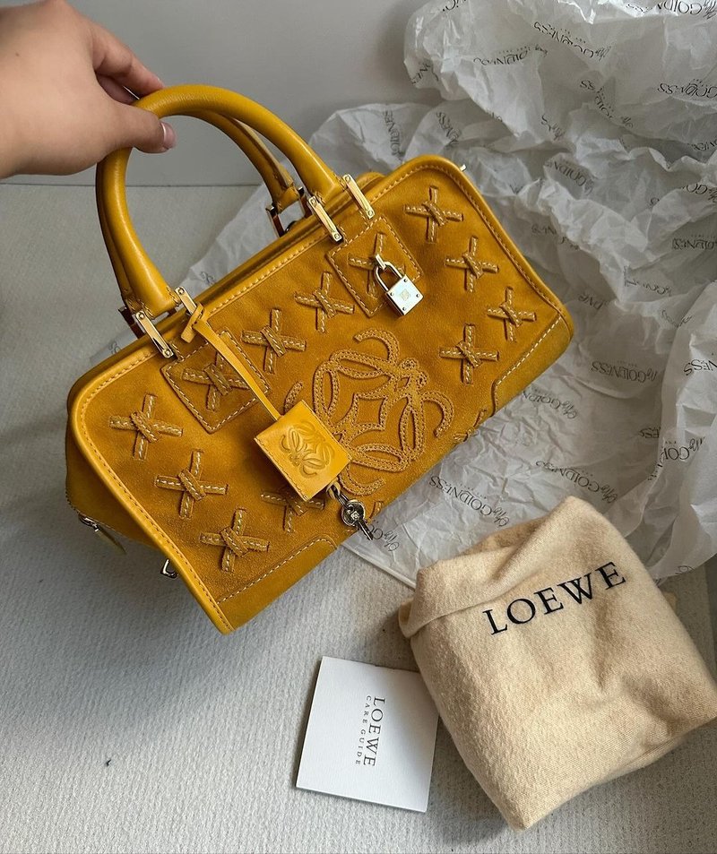 Second-hand bag Loewe Loewe fine size suede Amazon bag - กระเป๋าถือ - หนังแท้ สีเหลือง