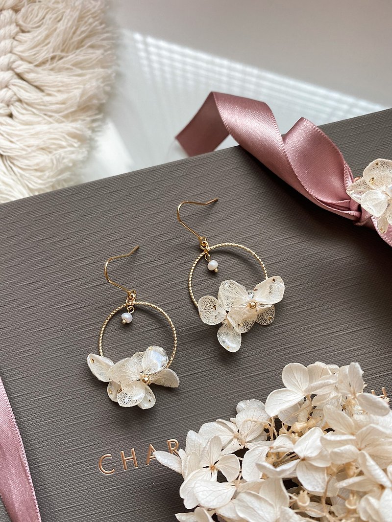| Ballet Movement-White Dance Dress | Japanese Crystal Floral 14K Gold Note Dry Flower Earrings / Can be clipped - Earrings & Clip-ons - Copper & Brass White