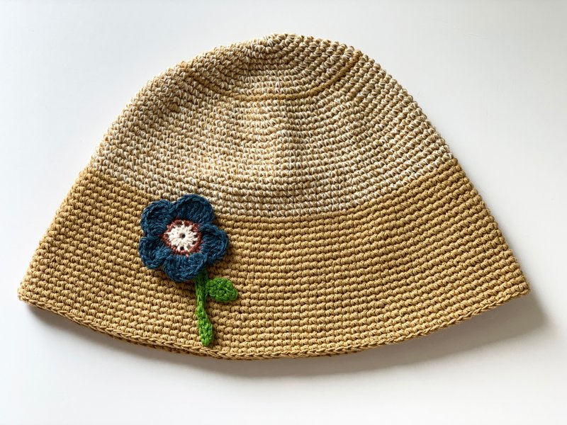 Crochet hat with flower brooch - หมวก - ผ้าฝ้าย/ผ้าลินิน สีกากี