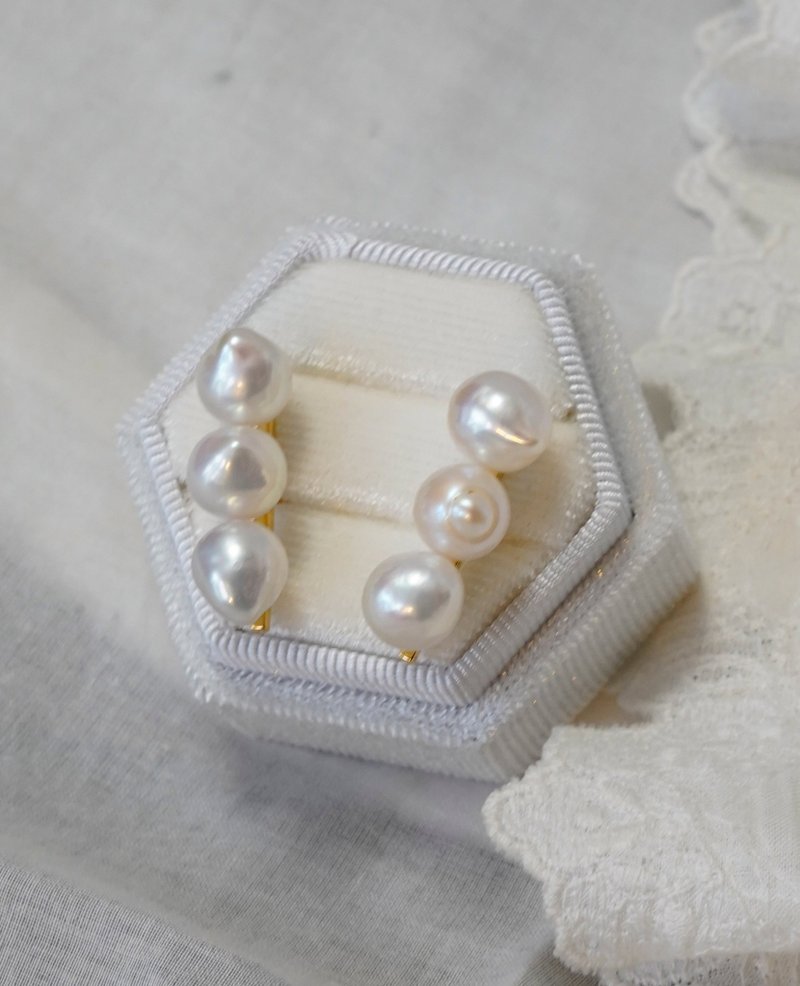 SV Baroque pearl bar pierced - 耳環/耳夾/耳骨夾 - 其他金屬 