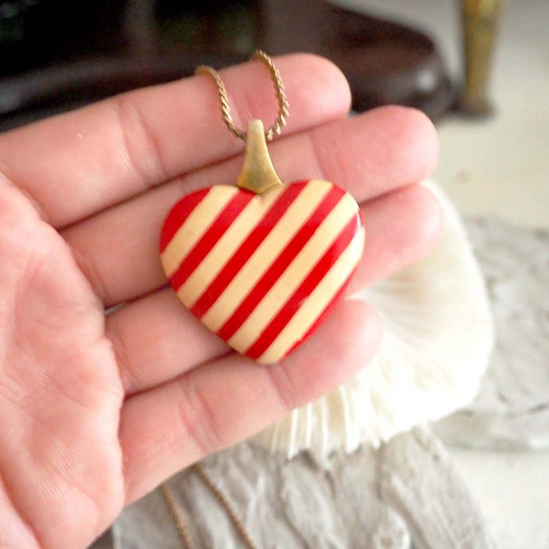 Resin Red and White Striped Heart Pendant Necklace Japanese High Class Second-hand Medieval Jewelry Lady Necklace - สร้อยคอ - วัสดุอื่นๆ สีทอง