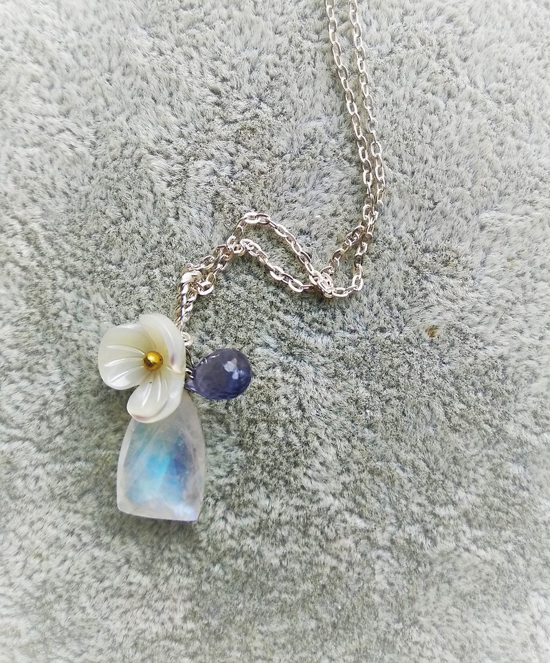 Gemstone Necklaces Blue - moonstone with motherpearl flower and cordierite 925 silver necklace (A214)
