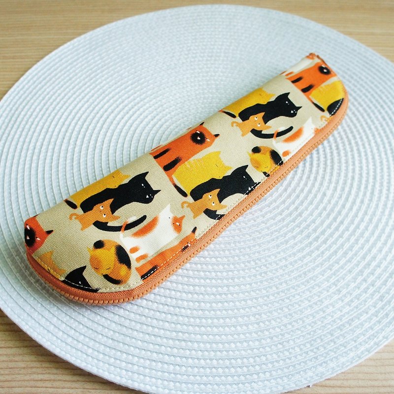 Lovely [Japanese cloth] Squeeze cat tableware bag, pencil case, light coffee 23-24 cm chopsticks - Chopsticks - Cotton & Hemp Khaki
