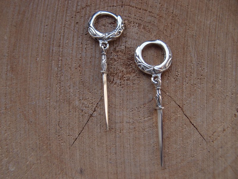 Pair of Celtic viking silver earrings with swords 0.4 inch long dangling - 耳環/耳夾/耳骨夾 - 純銀 銀色