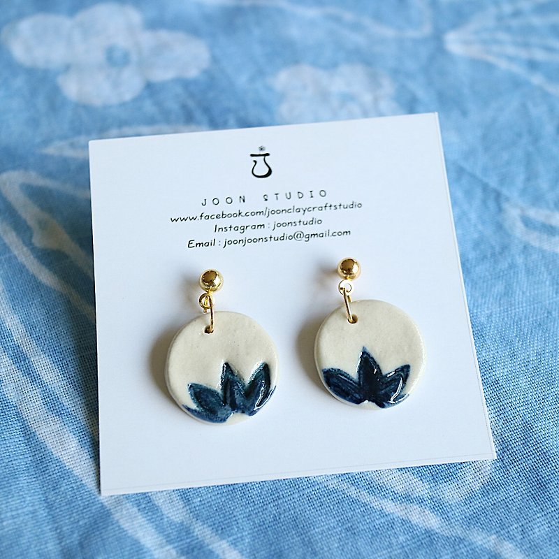 Blue flower earring - 耳環/耳夾 - 陶 藍色