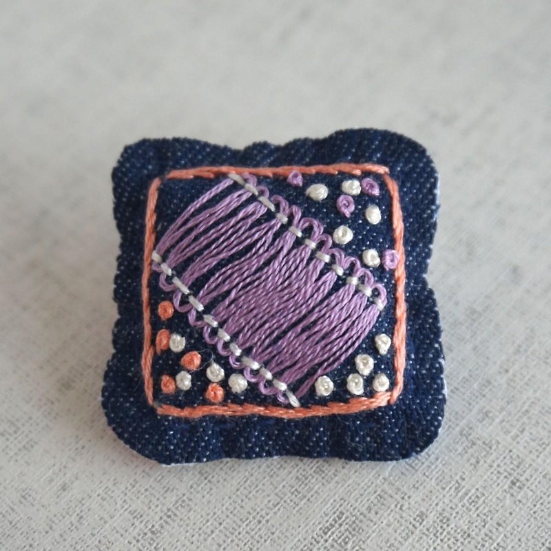 手刺繍ブローチ「しかく2」 - ブローチ - 刺しゅう糸 パープル