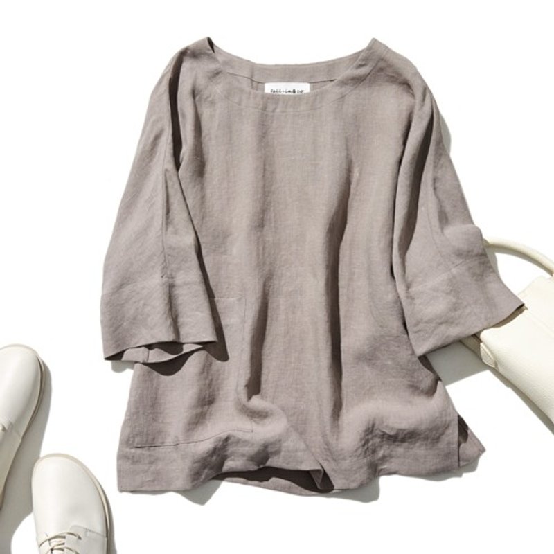 A loose Linen top that stands out with its 5/8 sleeve blouse in a brownish grey color 230402-1 - เสื้อผู้หญิง - ผ้าฝ้าย/ผ้าลินิน 