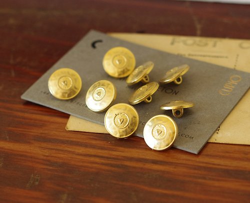 金銀寶貝 少見澳洲金色金屬手敲感圓形鈕扣 共9顆 W650