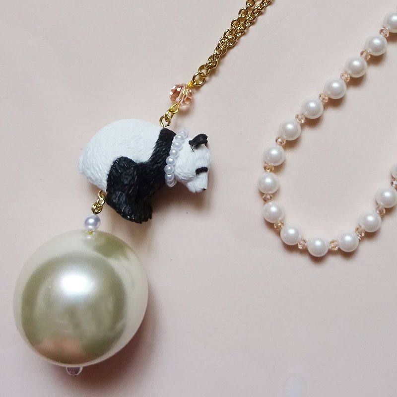 Sedmikrasky Ball Riding Panda-chan Long Necklace - สร้อยคอ - พลาสติก ขาว