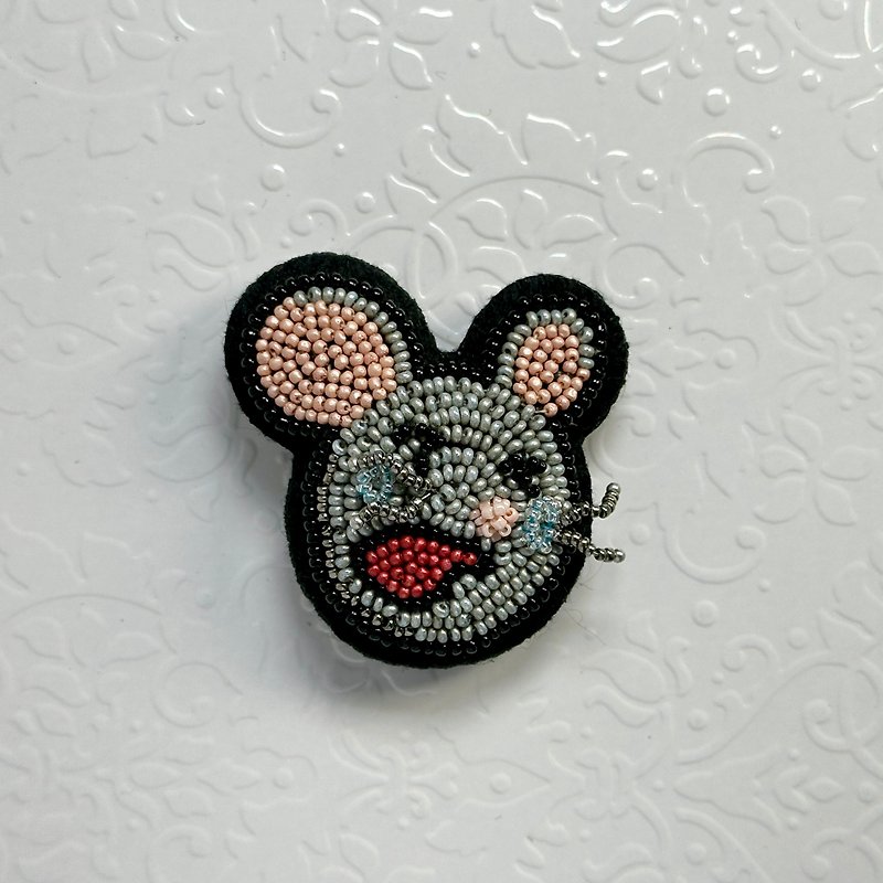 Handmade Beaded Yell Mouse - เข็มกลัด - วัสดุอื่นๆ หลากหลายสี