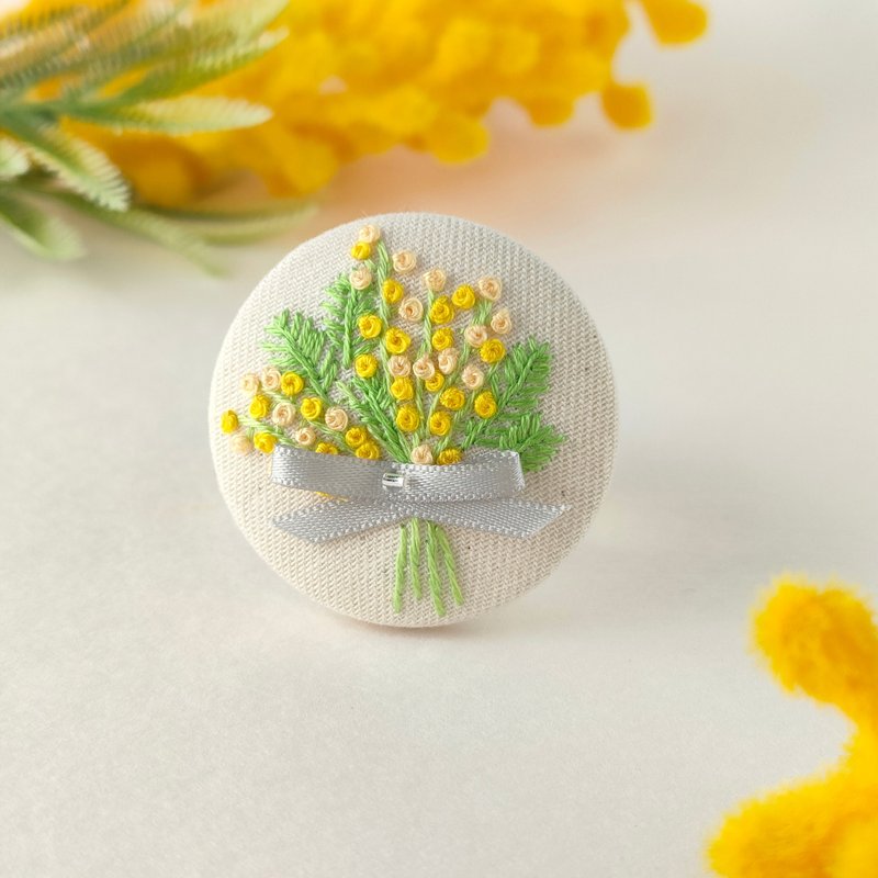 ミモザの花束刺繍ブローチor刺繍ヘアゴム - 胸針 - 棉．麻 黃色