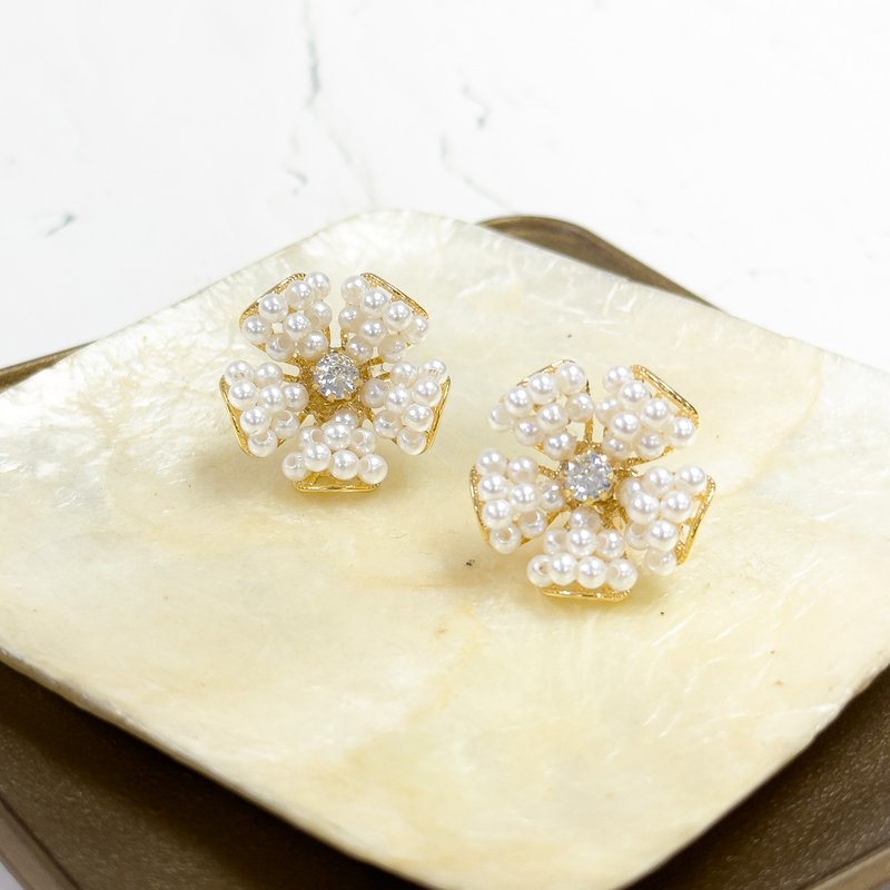 Pearl Flower Crystal Earrings - ต่างหู - โลหะ ขาว