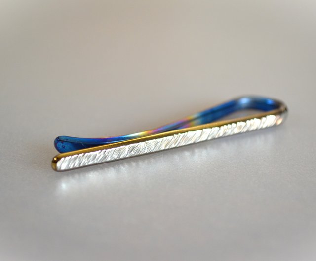 titanium tie bar・鍛造純チタンネクタイピン・鎚目できらきら惑わせる・虹・５０mm - ショップ ねこへい工房 ネクタイ・ネクタイピン  - Pinkoi