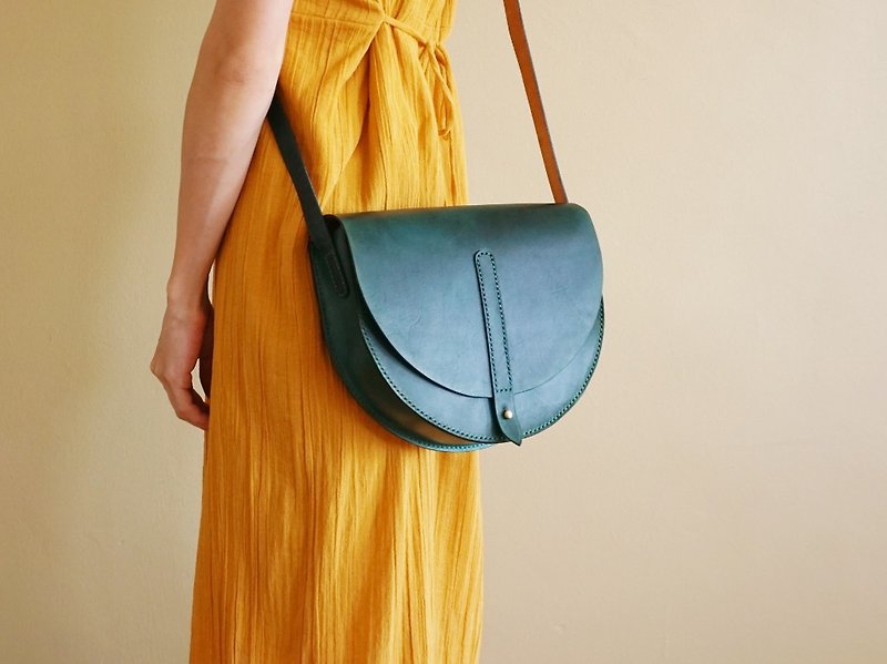 Half Moon Saddle Bag in Brown Leather - Simple Crossbody/ Slingbag - กระเป๋าแมสเซนเจอร์ - หนังแท้ สีเขียว