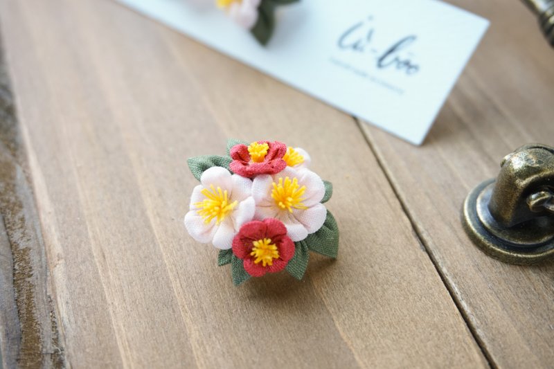 Camellia Fabric Flower Brooch Pin Winter Collection - เข็มกลัด - ผ้าฝ้าย/ผ้าลินิน สีแดง