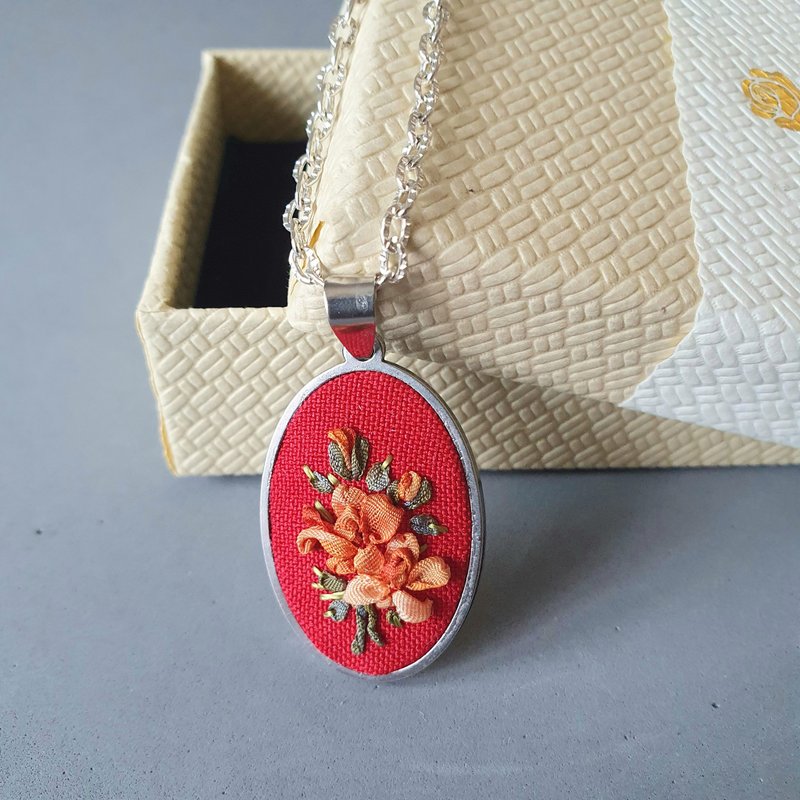 Ribbon embroidered pendant floral orange bouquet, red embroidery jewelry - สร้อยคอ - ผ้าไหม สีแดง