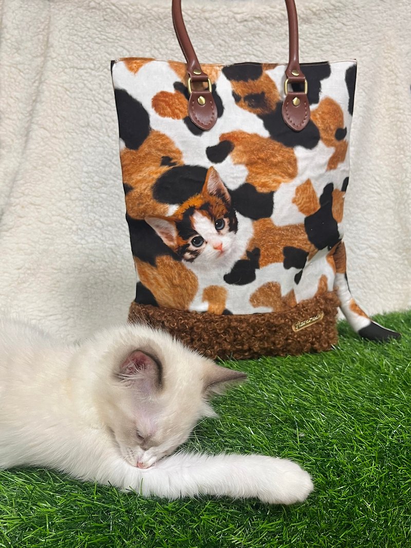 Bag I Go - Calico Cat Healing Tail Shape Tote Bag (10% donated to charity) - กระเป๋าแมสเซนเจอร์ - ผ้าฝ้าย/ผ้าลินิน สีนำ้ตาล