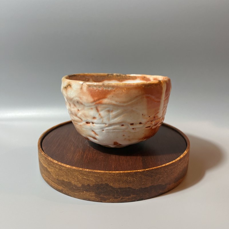 Hand-kneaded wood-fired Shino tea bowl/Handmade by Xiao Pingfan - Teapots & Teacups - Pottery 