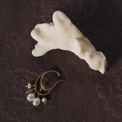 Sentimental Studio 善感工室 流線淚滴玻璃珠耳骨夾 珍珠-單支販售