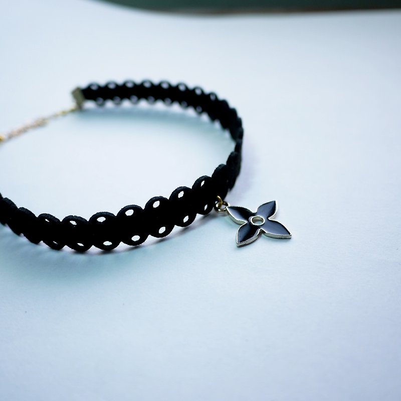 Minimalist four-leaf flower necklace. Real Flower【Panna Cotta】 - Collar Necklaces - Other Metals Black
