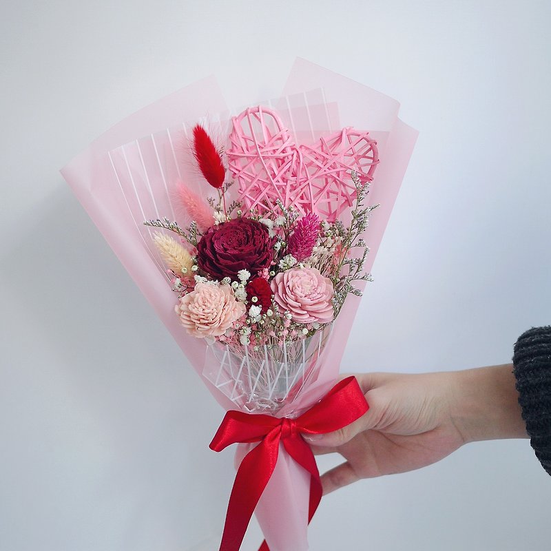 Lover's Compliment-Sun Rose Gypsophila Holding Dry Bouquet in Hand - ช่อดอกไม้แห้ง - พืช/ดอกไม้ สีแดง