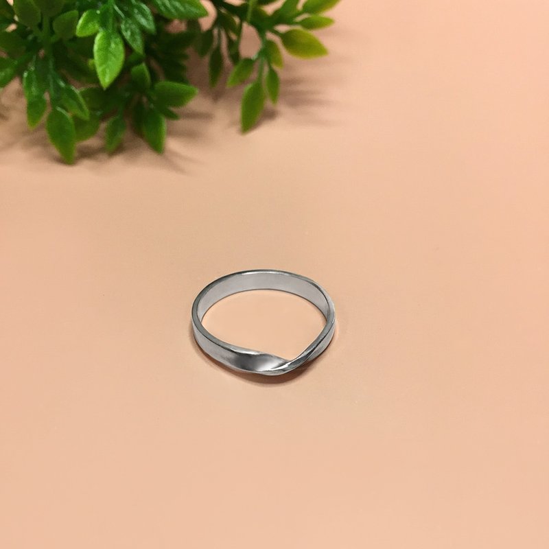 A ring with a mobius strip motif - แหวนทั่วไป - เงินแท้ สีเงิน