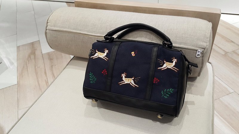Goat Navy Pan Bag (L) - กระเป๋าแมสเซนเจอร์ - งานปัก สีน้ำเงิน