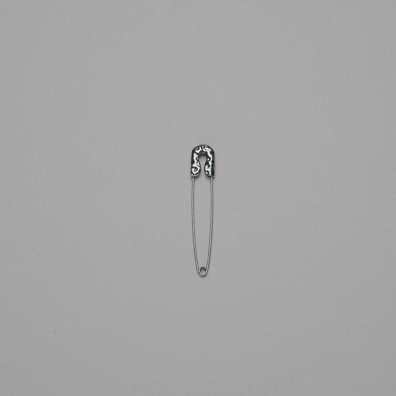 AMAD x Kaomin sterling silver twisted pin - เข็มกลัด - เงินแท้ สีเทา