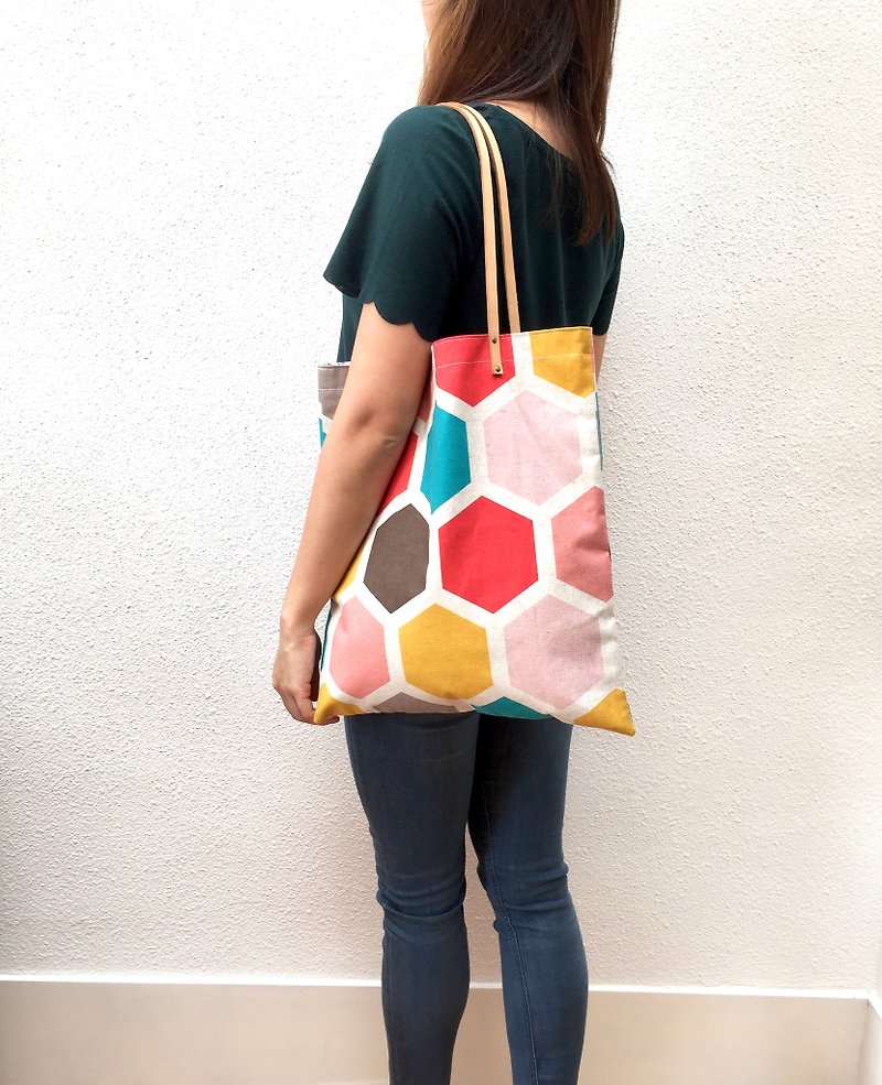 Hexagon print tote bag with leather straps. Limited. - กระเป๋าแมสเซนเจอร์ - ผ้าฝ้าย/ผ้าลินิน หลากหลายสี