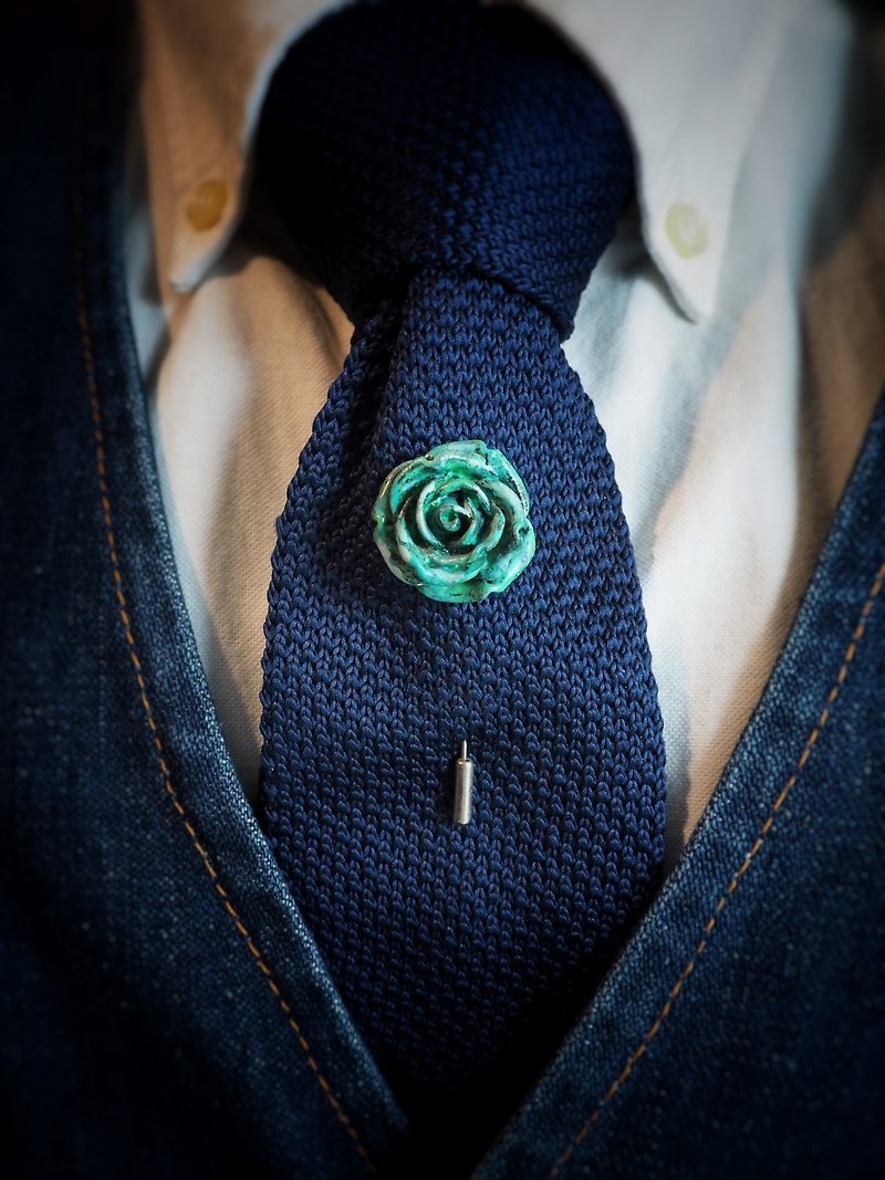 Green Rose Lapel Pin. - 胸針/心口針 - 其他金屬 