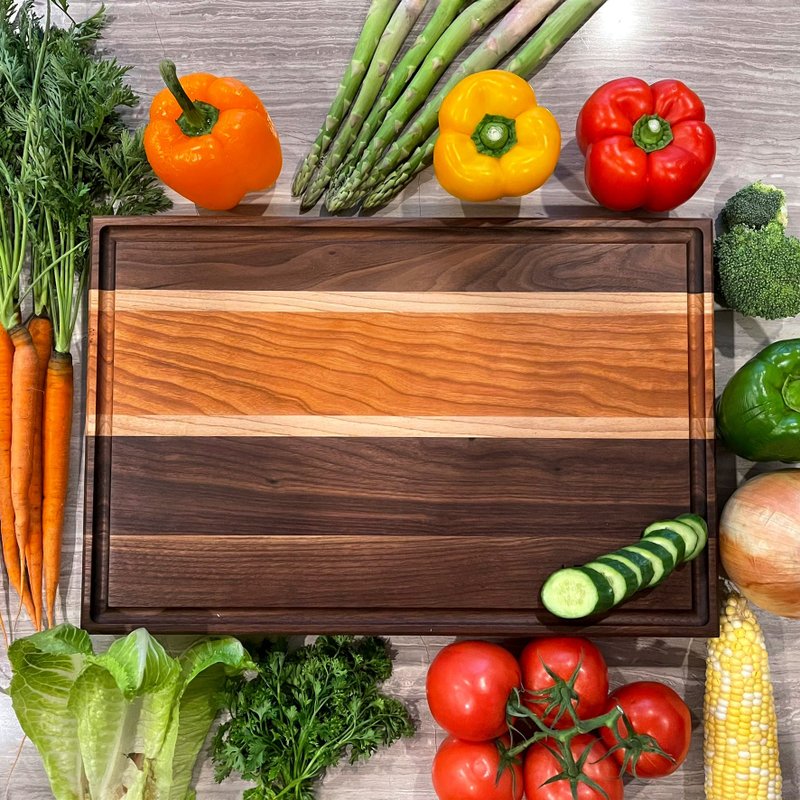 Designed in New York North American Hardwood Cutting Board - ถาดเสิร์ฟ - ไม้ สีนำ้ตาล