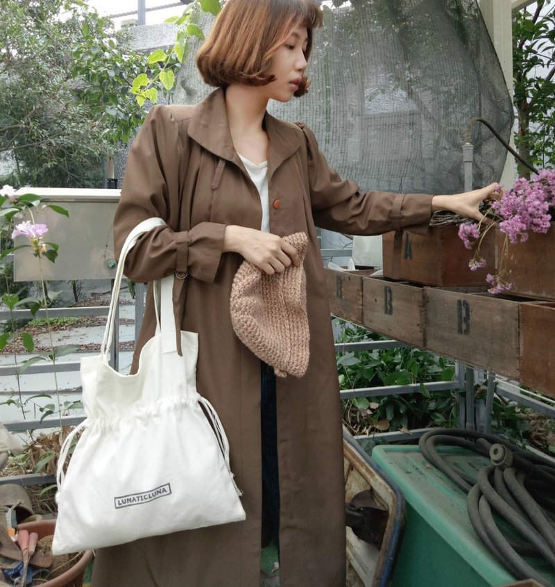 花叢中的蝴蝶 手作帆布束口LOGO環保袋 | 帆布+環保油墨 | 帆布 束口袋 環保袋 環保 手工 手作 肩背 袋 包 韓 - 側背包/斜背包 - 棉．麻 白色