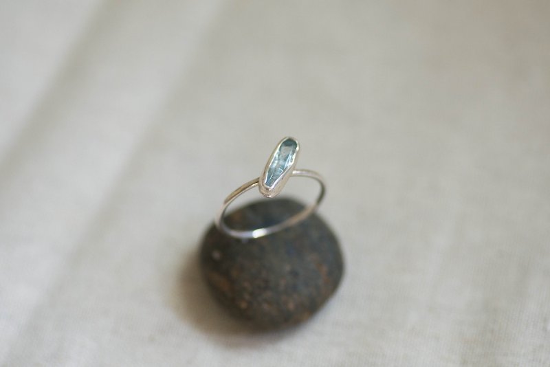 Dewdrop no.2 | Aquamarine gemstone & silver ring - แหวนทั่วไป - เครื่องเพชรพลอย สีเงิน