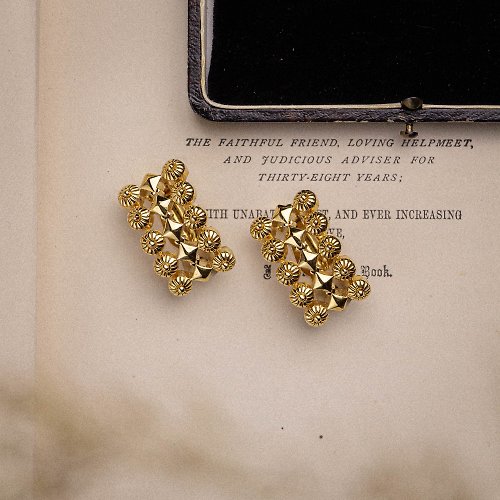 古飾案內所 法國巴黎 Nina Ricci 名牌古董 花珠鉚釘排列 鍍金耳夾 夾式耳環