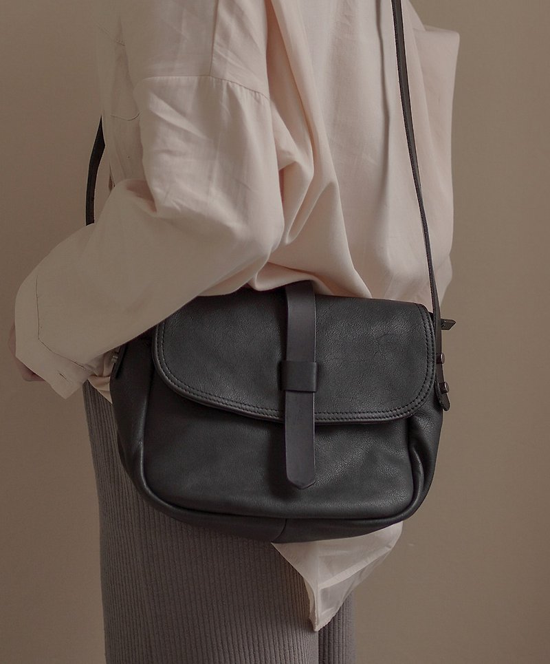Oval Straight Strap Flap Shoulder Bag Side Backpack Black - กระเป๋าแมสเซนเจอร์ - หนังแท้ สีดำ