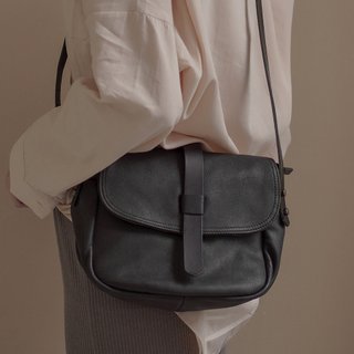 オーバル ストレート ストラップ フラップ ショルダーバッグ サイド バックパックブラック