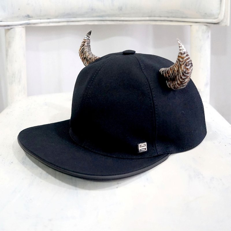 法國奢侈名牌GIVENCHY黑色帆布魔鬼金屬拼樹脂尖牛角/羊角鴨舌帽 - 帽子 - 棉．麻 黑色