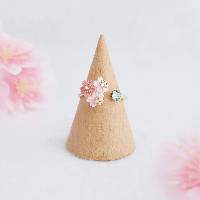 Knob-crafted cherry blossom basket and Swarovski ring - แหวนทั่วไป - ผ้าฝ้าย/ผ้าลินิน สึชมพู