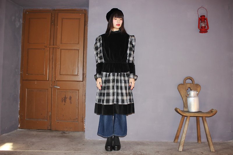 [Vintage洋裝](義大利製裏標)黑色格紋精緻絲絨材質長袖古著洋裝(Made in Italy)F3111(聖誕禮物聖誕節交換禮物) - 洋裝/連身裙 - 聚酯纖維 黑色