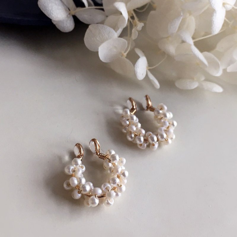 14kgf Vintage Pearl and Freshwater Keshi Pearl Ear Cuff Ear Cuff - Earrings & Clip-ons - Gemstone White