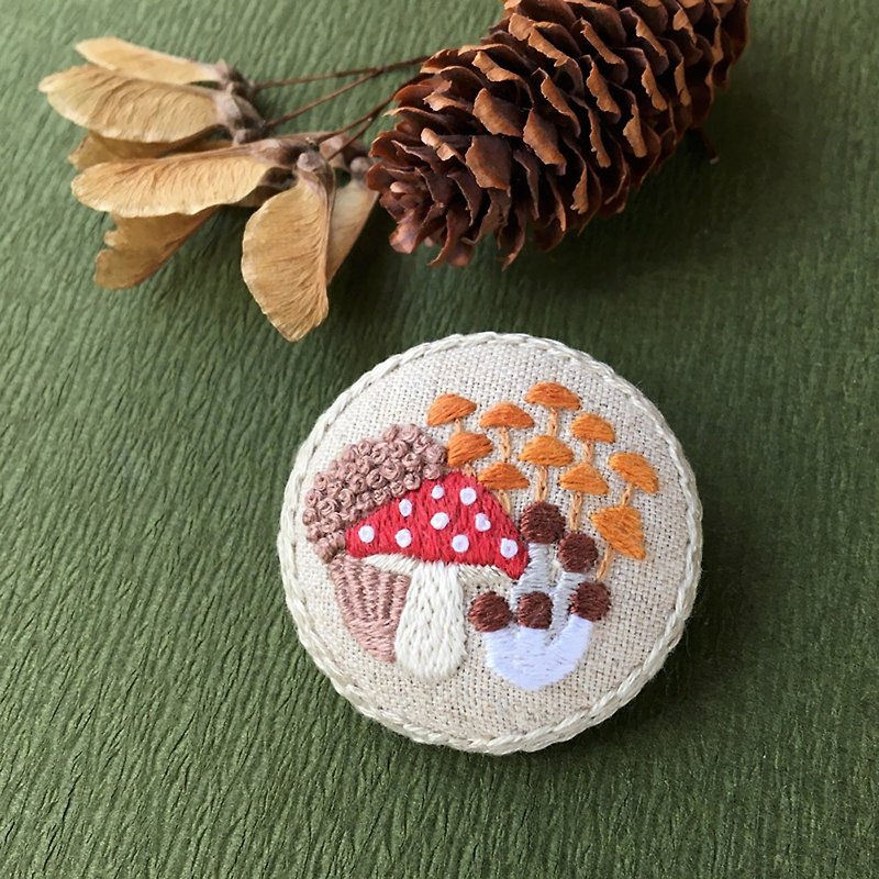 Mushroom forest embroidery brooch - เข็มกลัด - งานปัก สีนำ้ตาล