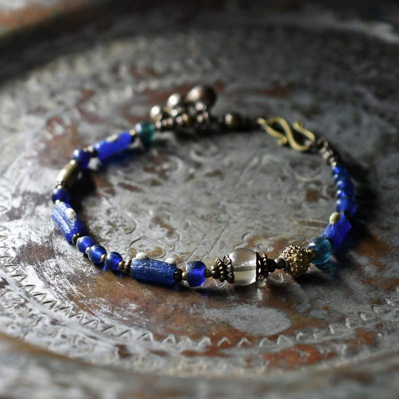アンティーククリアビーズ、モザイク模様ローマングラスとアンティークブルービーズ、ブラスビーズ、民族鈴のブレス - ブレスレット - 寄せ植え・花 ブルー