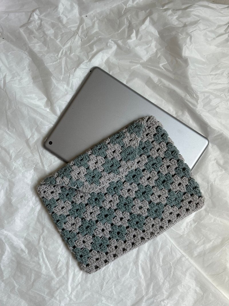 手工鉤針編織撞色小花 平板包 iPad 套 - 平板/電腦保護殼/保護貼 - 棉．麻 灰色