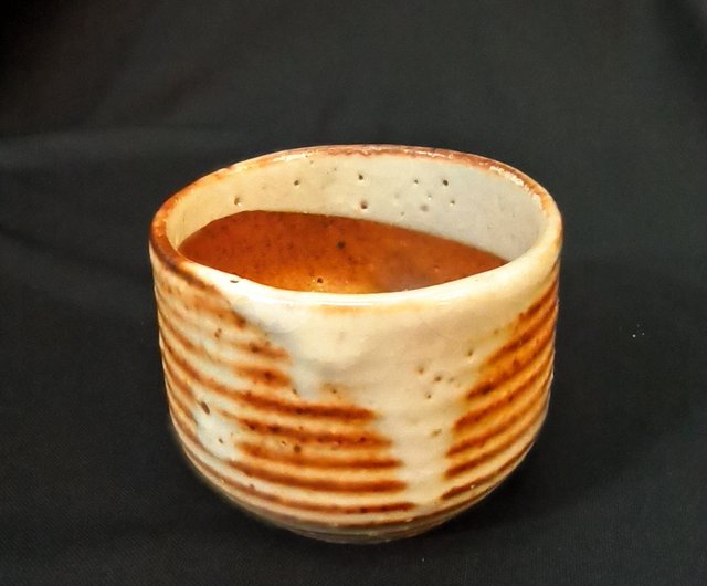 多色陶器茶碗 （陶器製 茶碗 青い絵柄 多色装飾 ひび割れあり