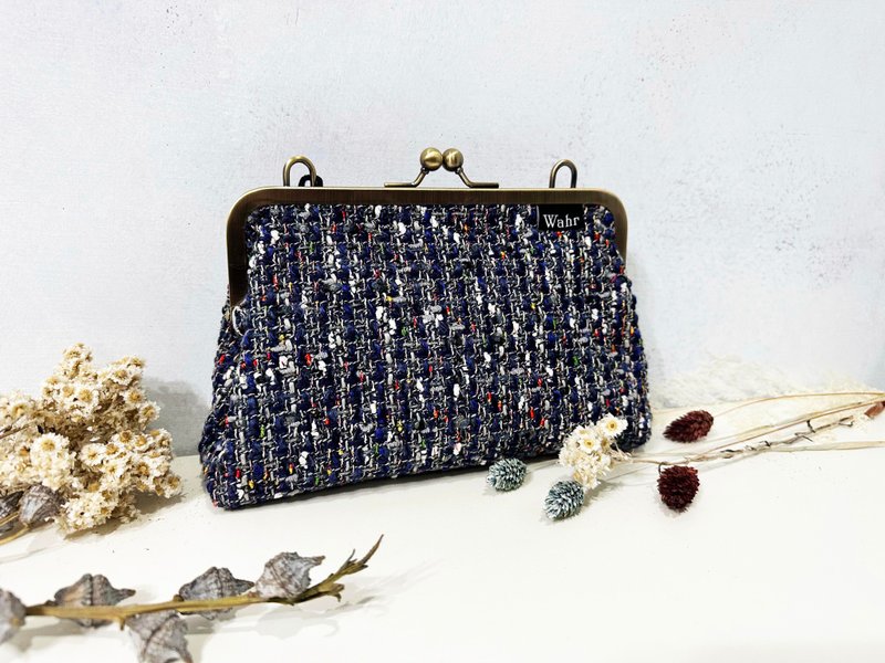 Blue lines clasp frame bag/with chain/ cosmetic bag - กระเป๋าคลัทช์ - ผ้าฝ้าย/ผ้าลินิน สีน้ำเงิน