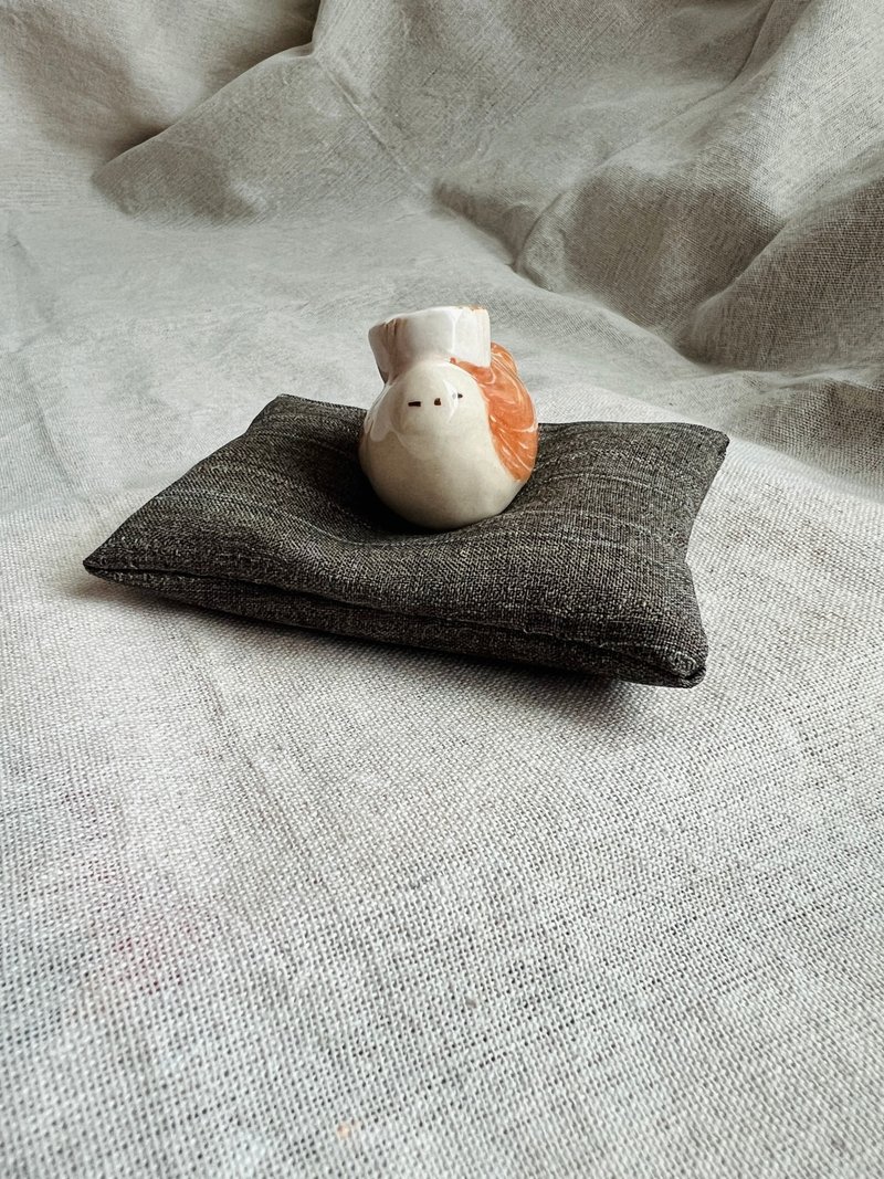 Snow Elf Series Sushi No. 9 05 Scallop Hand-kneaded Pottery 5.4 x 3.5 x H 4.3cm - ตุ๊กตา - ดินเผา 